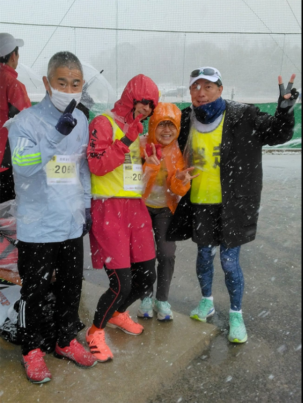 大杉さん(左から2人目)と伴走者の竹田さん(右端)