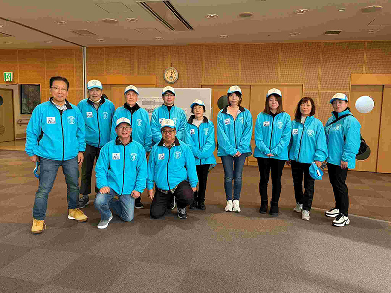 沿道整理ボランティア、出発前の一枚。安全で温かい大会運営を支える仲間たち