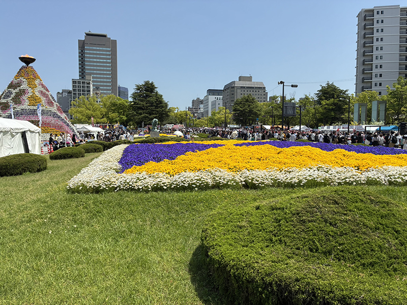 フラワーフェスティバル、シンボルの「花の塔」前の花壇も綺麗に咲いています