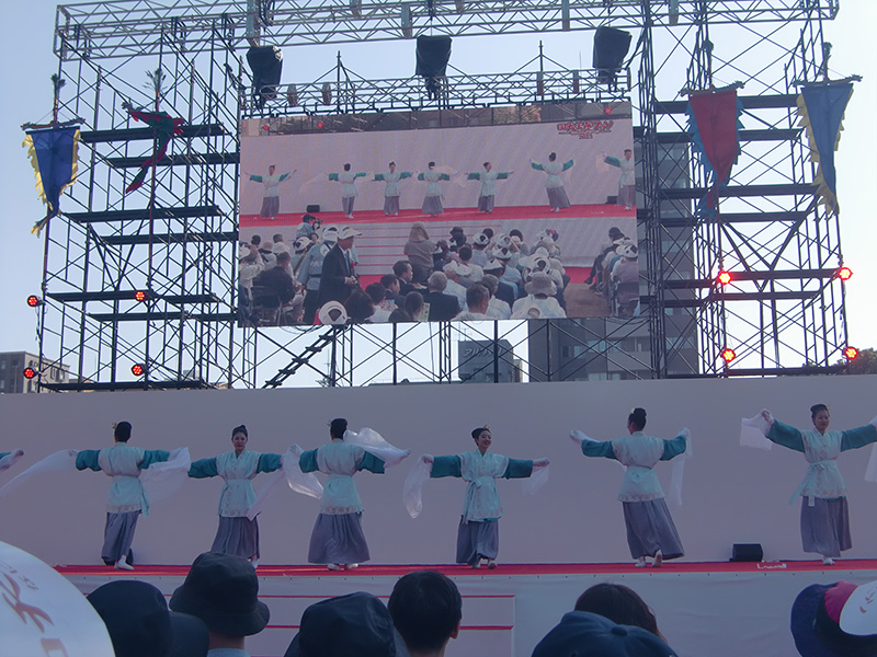 朝鮮半島の衣装をまとって民族舞踊を踊る大学生