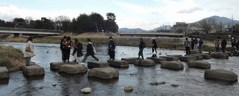 鴨川デルタから飛び石で川を渡る