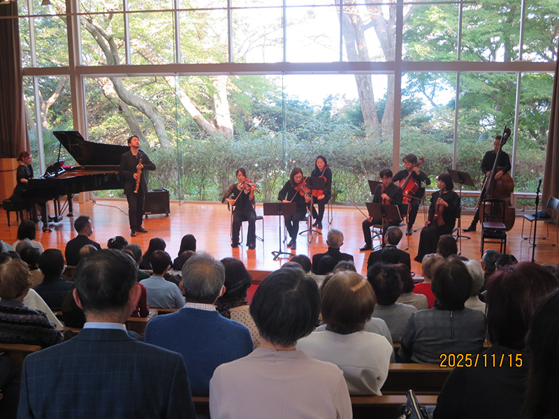 海の見えるホールでのチャリティーコンサート