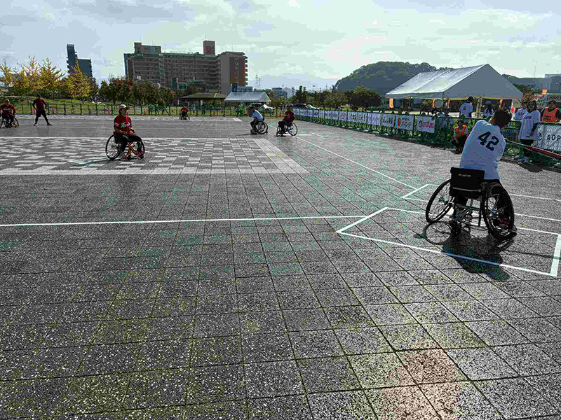 車椅子ソフトボール試合風景